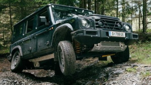 Ineos Grenadier вероятно е най-обсъжданият офроуд звяр от момента на пускането му през 2022 година до днес. Един от най-точните аlтомобили, отговарящи на израза на "твърдо и чисто" 4x4, което може да се намери на пазара. Квадратни форми, напомнящи за първите Land Rover Defenders, големи размери (490 x 193 x 204 см) плюс 264 мм пътен просвет и 800 мм дълбочина на газене. За маниаците -  35,5˚ ъгъл на заход, 28,2˚ ъгъл на прекъсване и 36,1˚ на отклоняване. Изграден е на рама, проста, здрава и стабилна - както си трябва. 

Отвътре Ineos Grenadier  е напълно водоустойчив и може да се пере. Нещо повече - има кранове за източване на вода за измиване на пода от кал и мръсотия. Така че ако ще газите из езера на път за риболов, идеално.

Предните седалки са проектирани от Recaro. Има два двигателя - и двата 6-цилиндрови 3-литрови на BMW. Бензиновият доставя 286 коня, докато двутурбо дизелът генерира 249 к.с. Споделят осемстепенна автоматична скоростна кутия ZF. 

Според версията автомобилът може да бъде оборудван или само с централен диференциал, или със схема, която включва три: преден, заден и централен, като всички те могат да бъдат заключени с помощта на контролите на таблото, дори когато сте в движeние. Grenadier се предлага само с постоянно задвижване на всички колела. 

Капацитетът на теглене на Ineos Grenadier достига 3,5 тона. Лебедката е опция с капацитет от 5,5 тона за самостоятелно изтегляне или спасяване на други превозни средства. За капак - до 150 кг могат да бъдат натоварени на покрива. И бензиновият, и дизеловият Grenadier варират от 145 990 до 167 750 лева. 

Производството на автомобила беше спряно в края на септември поради трудности при снабдяването на седалки от Recaro. Германската компания е изправена пред фалит. Ineos обяви, че производството ще бъде подновено през януари 2025 година без да уточнява доставчик на седалките. 